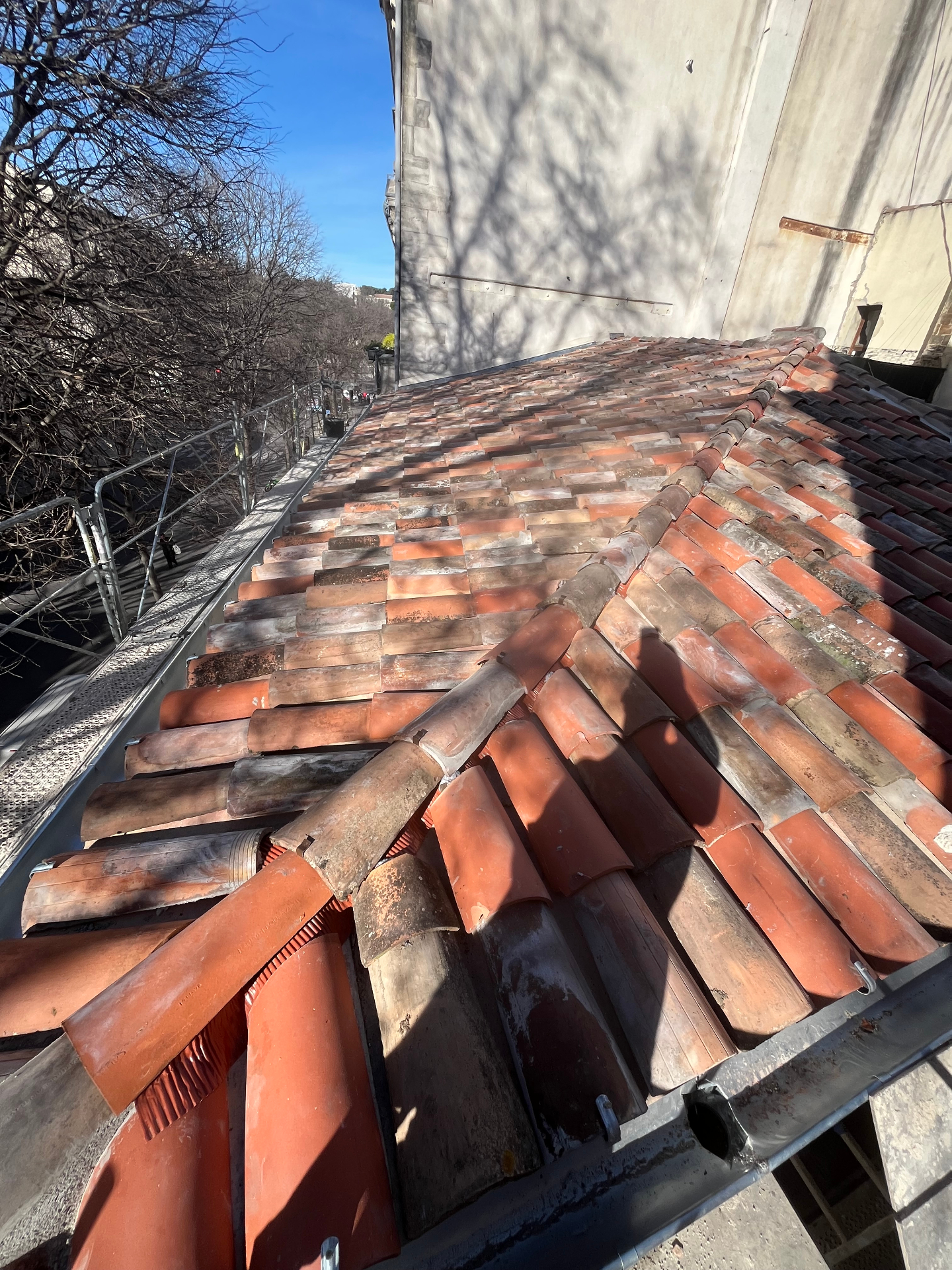 Rénovation de toiture en centre-ville de Nîmes