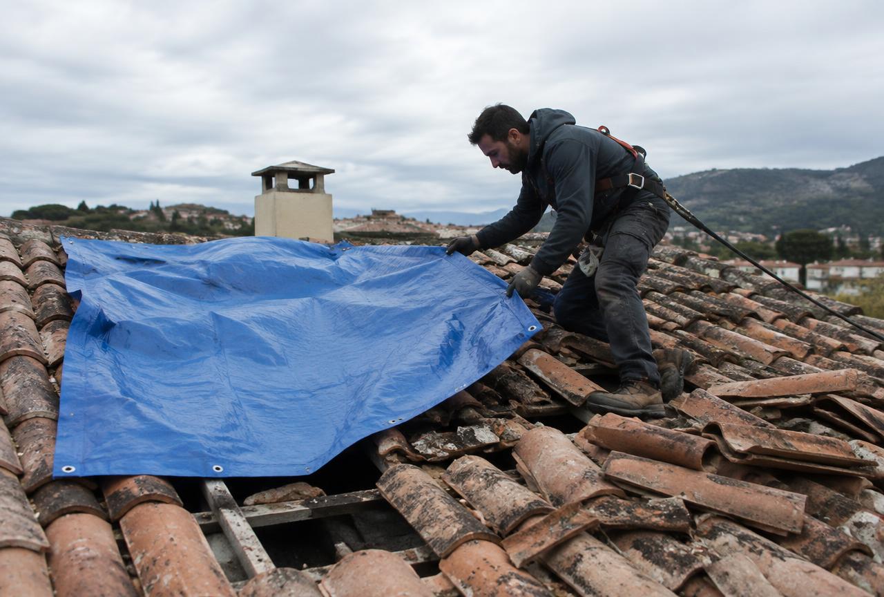 Pose d'un bâchage provisoire sur une toiture endommagée après une tempête